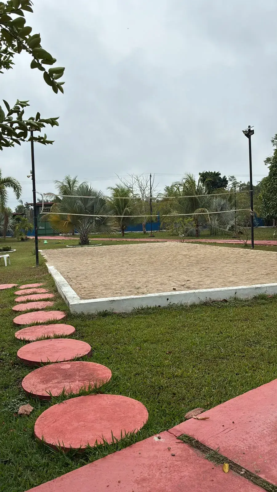Quadra de areia cercada de grama