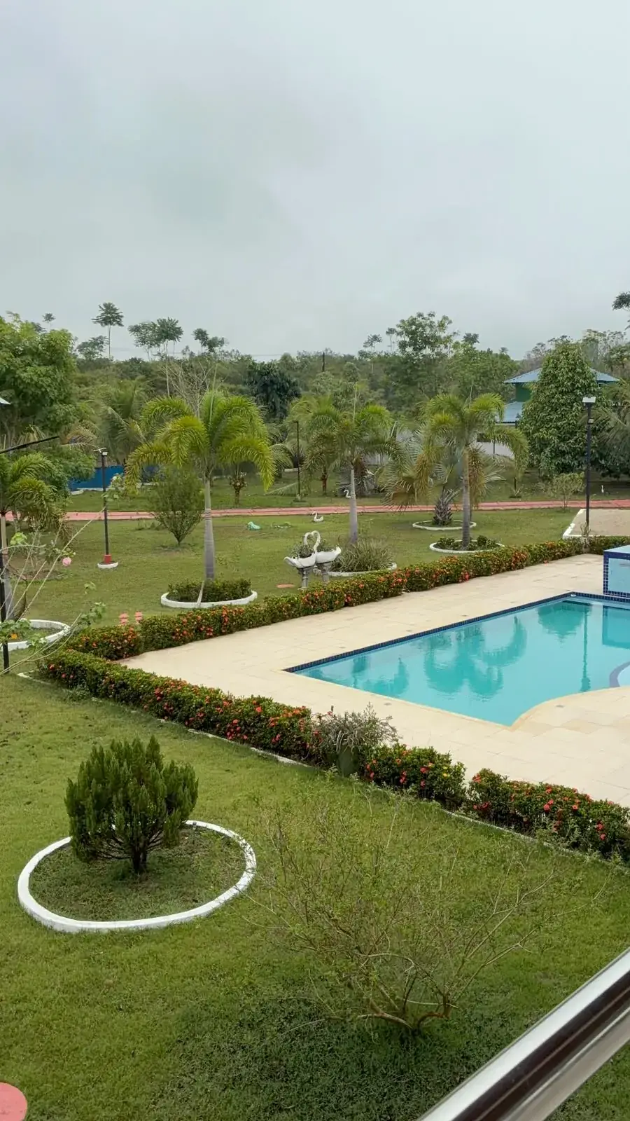 Piscina com deck e jardim